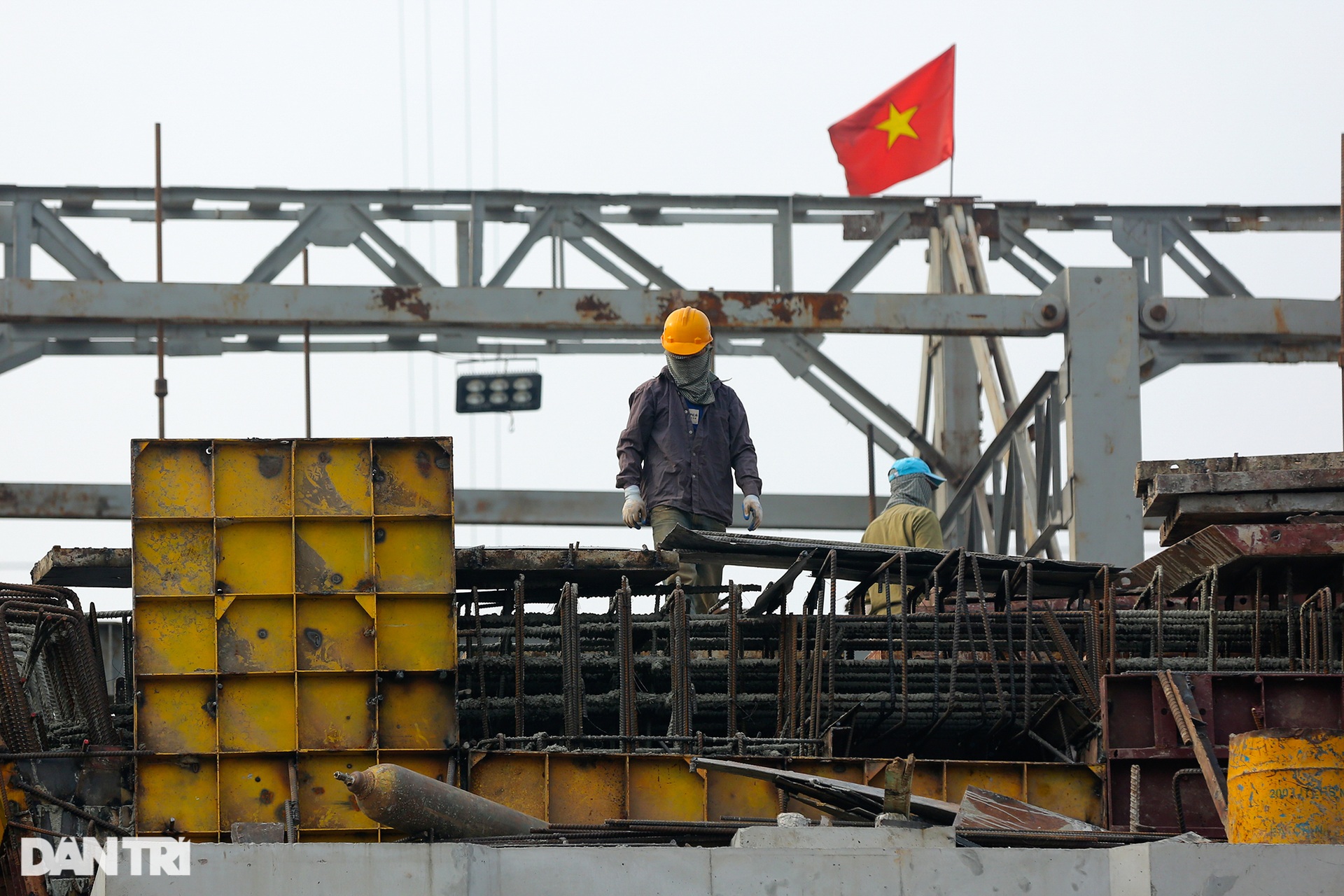 Cầu Vĩnh Tuy 2 ở Hà Nội dần hình thành sau một năm thi công - 12 Cầu Vĩnh Tuy 2 ở Hà Nội dần hình thành sau một năm thi công - 12