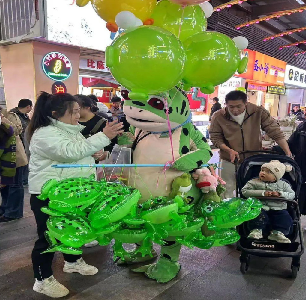 Dân mạng bức xúc khi những chú ếch bán con bị đuổi giữa phố - 2 Dân mạng bức xúc khi những chú ếch bán con bị đuổi giữa phố - 2