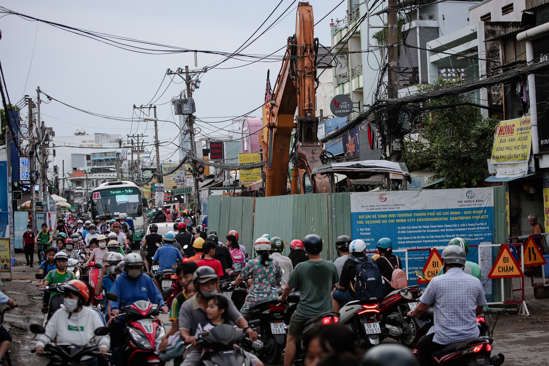 Lô cốt gây ách tắc nhiều tuyến đường ở cửa ngõ phía Đông TPHCM - 3 Lô cốt gây ách tắc nhiều tuyến đường ở cửa ngõ phía Đông TPHCM - 3