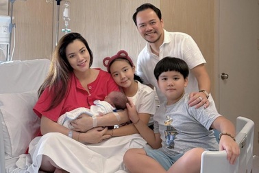 Diễn viên Trang Nhung sinh con thứ 3, rạng rỡ bên chồng đạo diễn