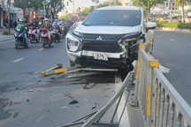 Ô tô nát đầu khi húc dải phân cách ở TPHCM
