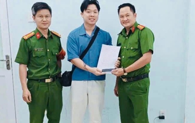 La police retrouve la personne qui a récupéré l'iPhone 16 à l'aéroport de Tan Son Nhat - 1 Công an tìm ra người nhặt iPhone 16 ở sân bay Tân Sơn Nhất - 1