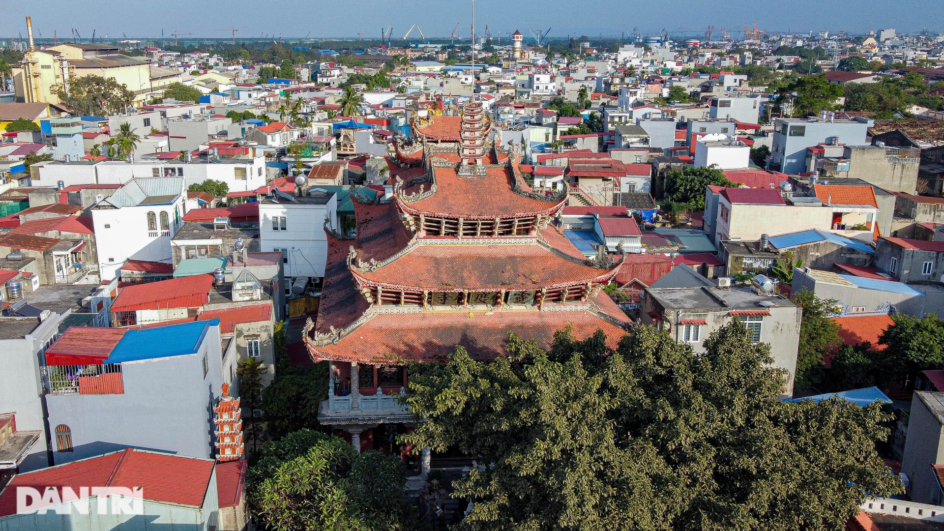 Ancient pagoda with 3 floors and 20 roofs, the largest wooden Buddha statue in Vietnam - 1