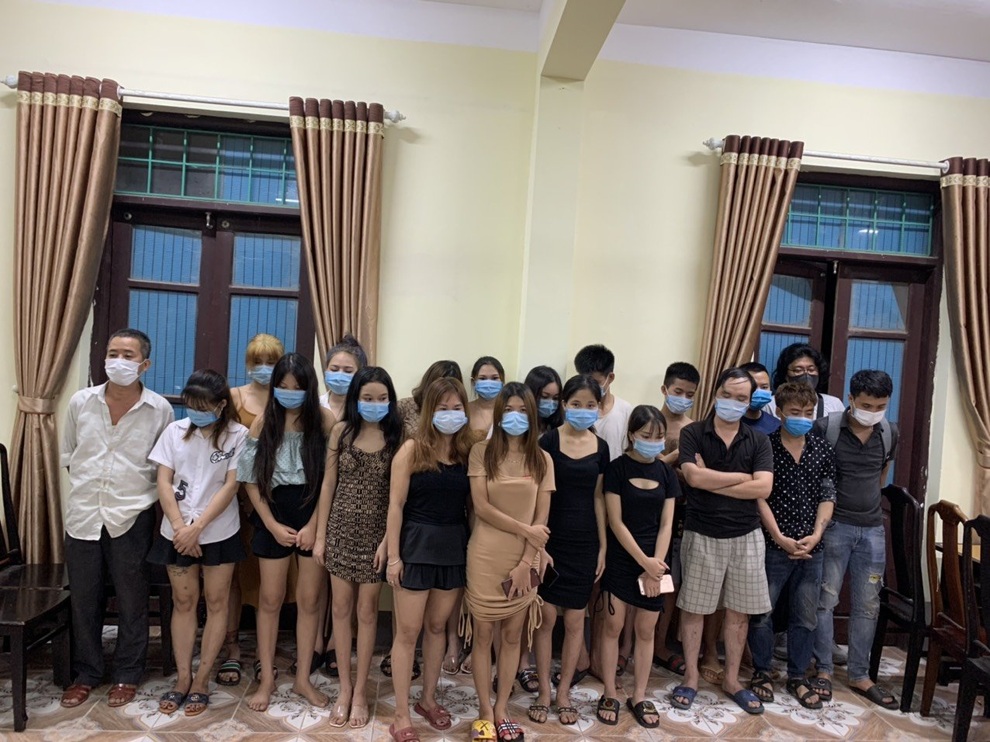 Khách hát karaoke chui vào... chuồng gà, nhảy xuống ao khi thấy công an - 1 Khách hát karaoke chui vào... chuồng gà, nhảy xuống ao khi thấy công an - 1
