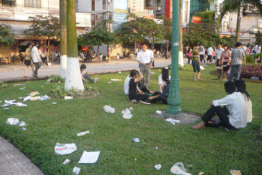 Cỏ nát, rác chất thành “núi” sau lễ hội hoa