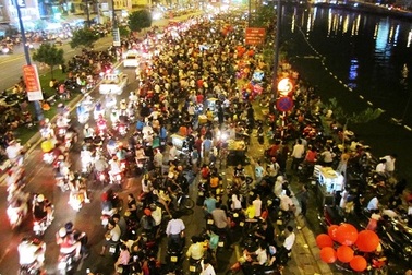 Người dân TPHCM sung sướng chiêm ngưỡng pháo hoa mừng năm mới