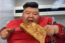 Người đàn ông nặng nhất Trung Quốc kiếm tiền "khủng" nhờ… ăn trước máy quay