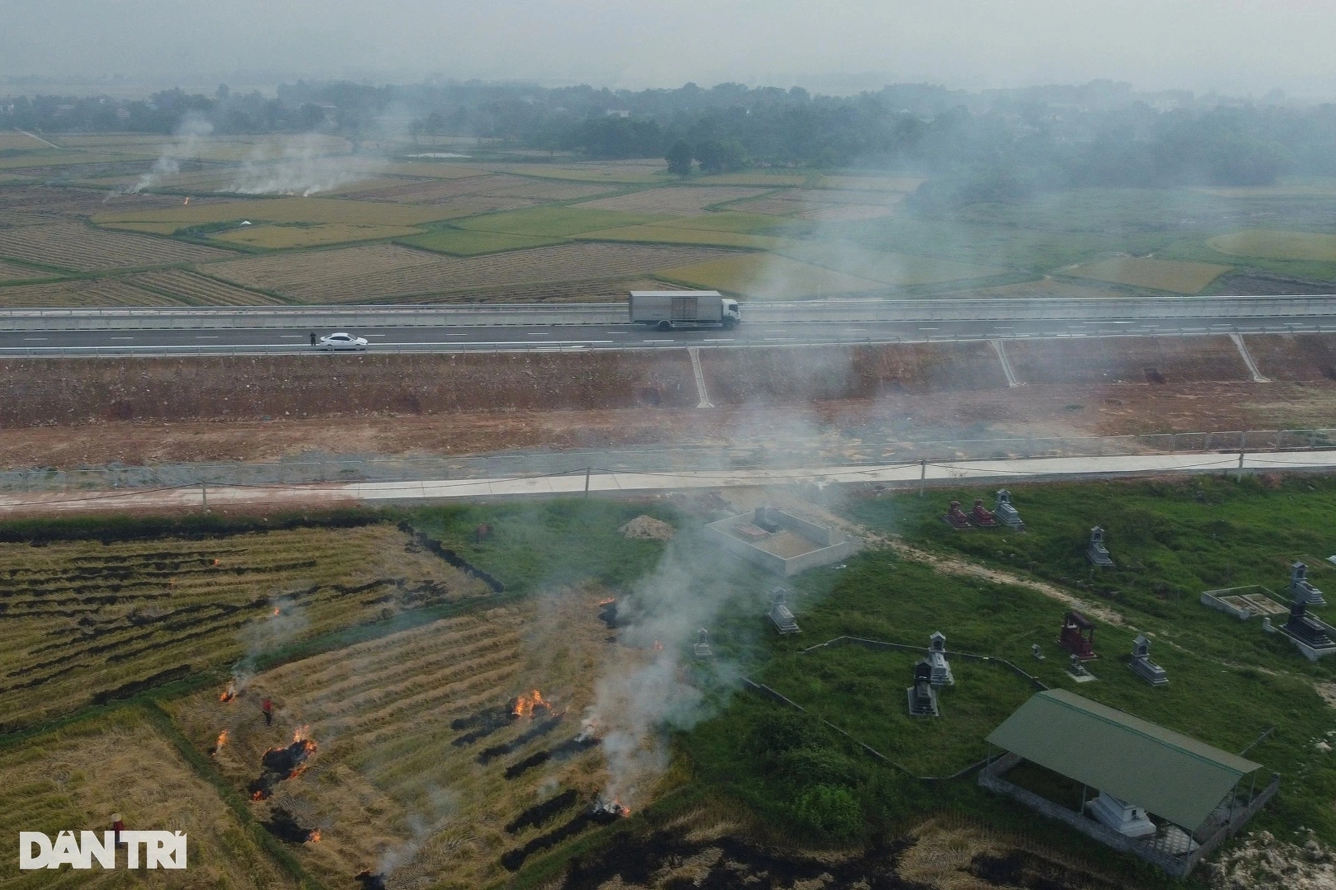 Nông dân đốt rơm rạ, cao tốc Bắc - Nam mù mịt khói - 5 Nông dân đốt rơm rạ, cao tốc Bắc - Nam mù mịt khói - 5