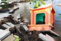 Miếu bà Thủy Long ở Cà Mau đổ sập xuống sông do sạt lở