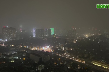 Hà Nội mù mịt: Cả nhà "sụt sịt", cứ ra đường là da rộp đỏ