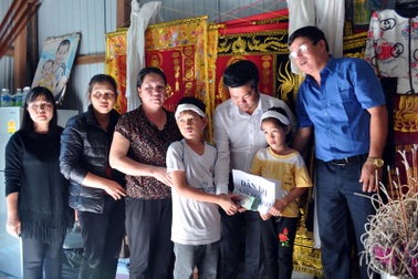 Rớt nước mắt cảnh bé trai hứa trước vong linh người mẹ sẽ thay gia đình chăm sóc em