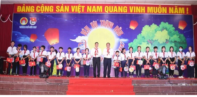 Đêm hội trăng rằm “Thắp sáng ước mơ” cho trẻ em có hoàn cảnh khó khăn trên địa bàn huyện.