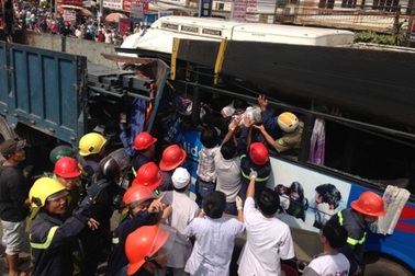 Bàng hoàng trước hiện trường vụ tai nạn thảm khốc ngày cuối năm