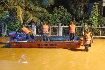 Sơ tán hàng trăm hộ dân Lâm Đồng ra khỏi vùng lũ