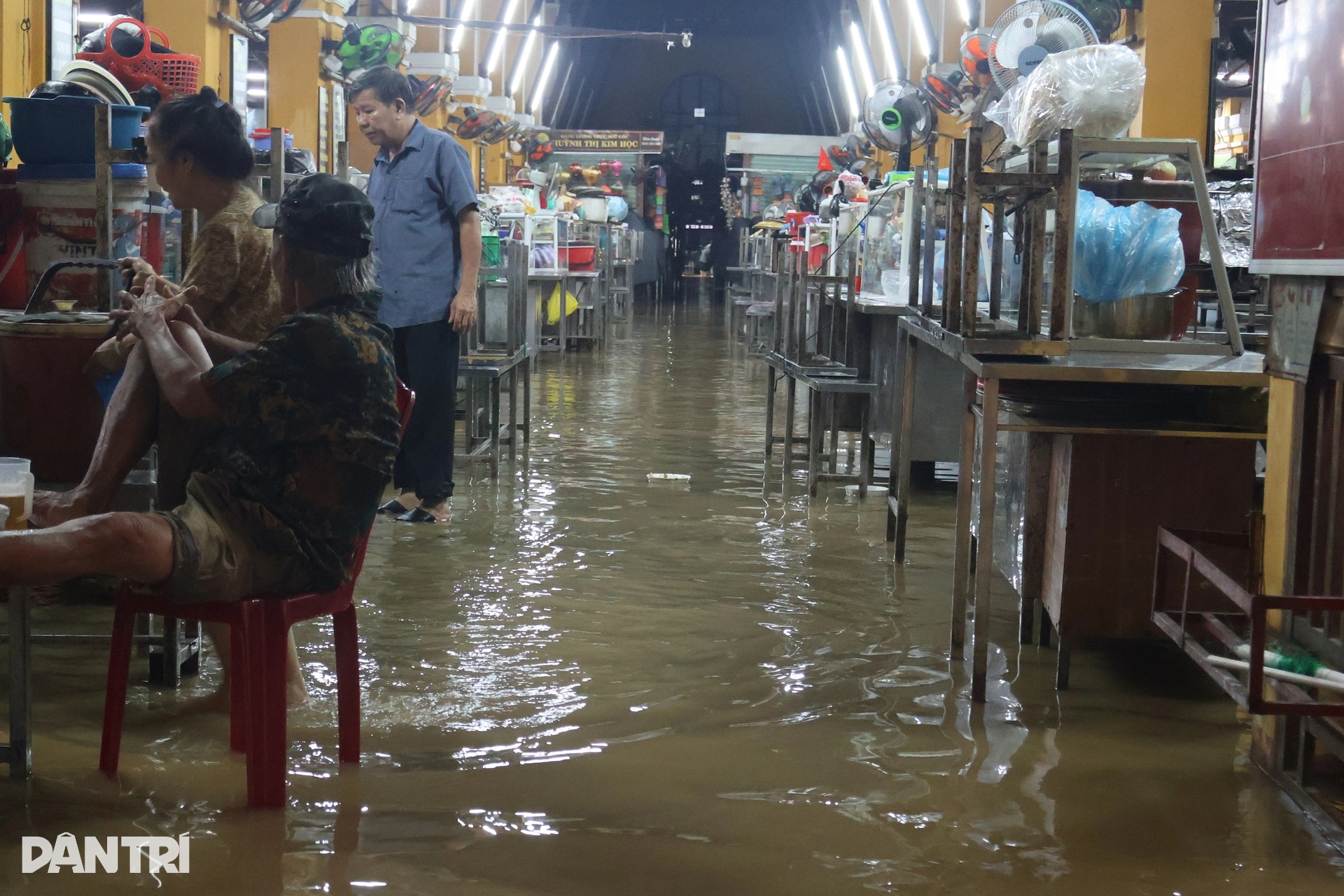 Lũ lên nhanh, người dân phố cổ Hội An khẩn trương sơ tán trong đêm - 8 Lũ lên nhanh, người dân phố cổ Hội An khẩn trương sơ tán trong đêm - 8
