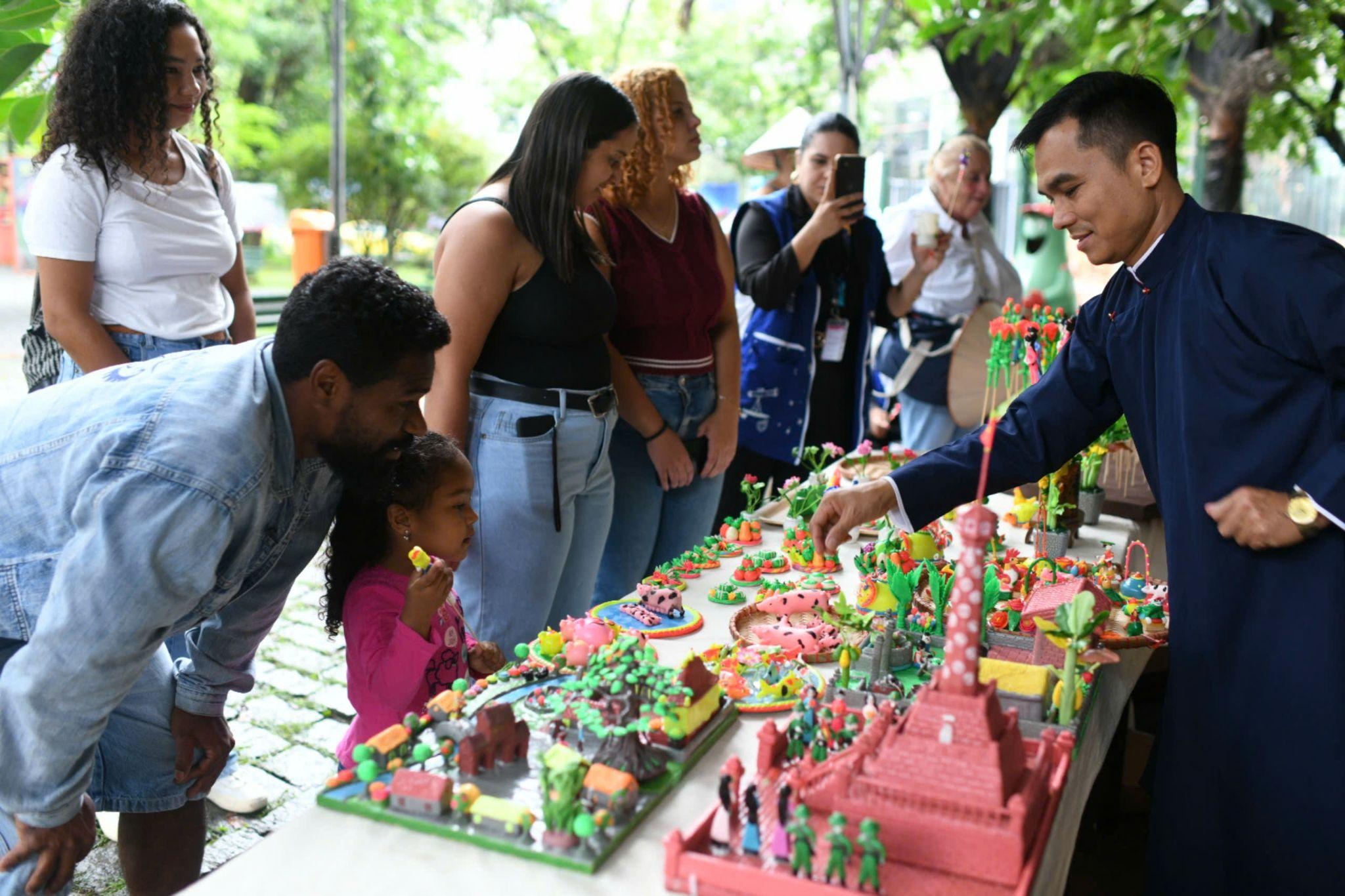 Orang Brazil membentuk patung tanah liat berbentuk bola dan menonton seni mempertahankan diri tradisional Vietnam dengan penuh semangat - 1 Người dân Brazil nặn tò he hình quả bóng, say sưa xem võ cổ truyền Việt - 1