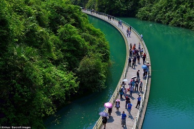 Đẹp nao lòng tuyến đường đi bộ... trên sông