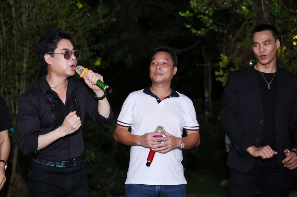Ngọc Sơn livestream đám giỗ cha để mẹ theo dõi từ Mỹ do Covid-19 - 4 Ngọc Sơn livestream đám giỗ cha để mẹ theo dõi từ Mỹ do Covid-19 - 4