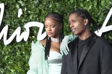 Nữ ca sĩ Rihanna là một cá tính thời trang ấn tượng