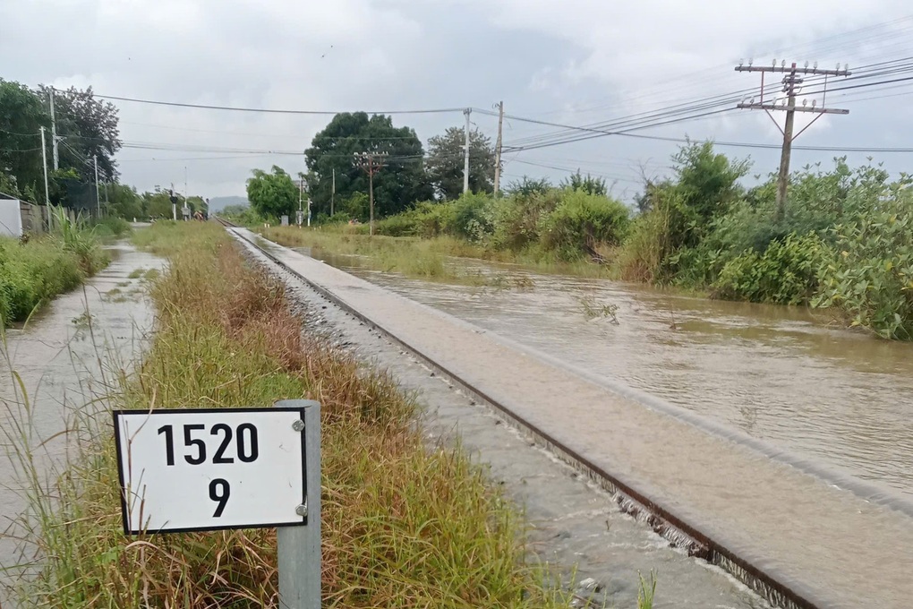 Nước lũ dâng, ngành đường sắt điều tàu 200 tấn giữ cầu qua Lâm Đồng - 2 Nước lũ dâng, ngành đường sắt điều tàu 200 tấn giữ cầu qua Lâm Đồng - 2