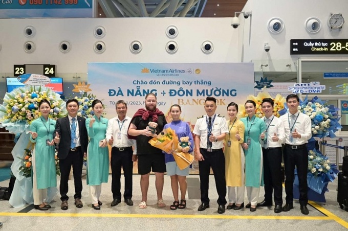 Hành khách háo hức nhận quà của Vietnam Airlines.