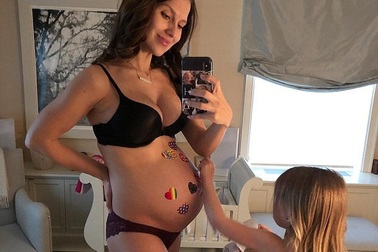 “Nữ hoàng yoga” Hilaria Baldwin mang thai lần bốn