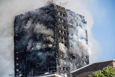 Tháp 24 tầng ở London phơi khung đen kịt sau vụ cháy khủng khiếp