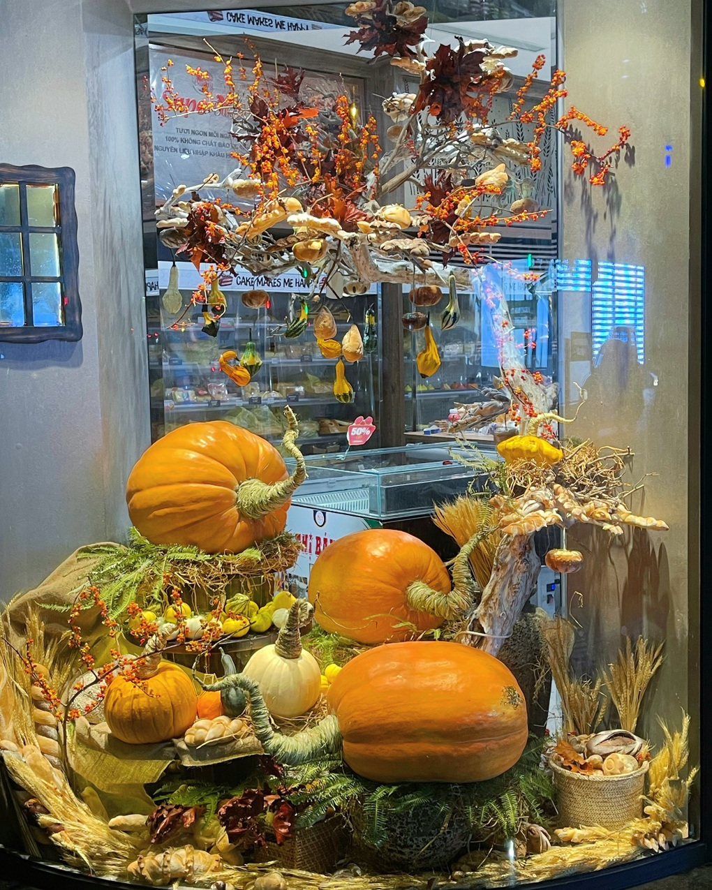 Người Việt mua bí ngô khủng, hình nộm ma quái trang trí nhà dịp Halloween - 10 Người Việt mua bí ngô khủng, hình nộm ma quái trang trí nhà dịp Halloween - 10