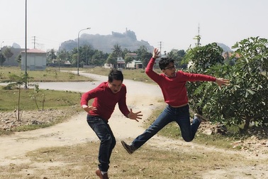 Bố con Trọng Tấn diện đồng phục đi đuổi vịt đầu năm mới