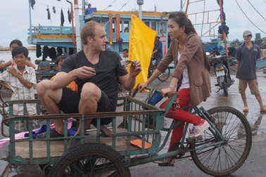 Nguyệt Ánh cưỡi xe ba gác đi hái dừa