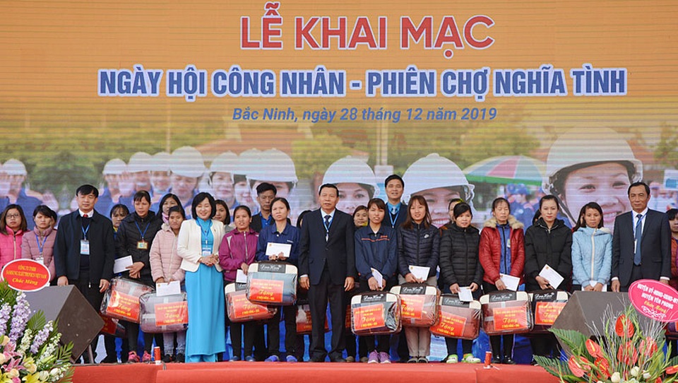 Bắc Ninh: Trao 7.000 vé tàu xe cho công nhân lao động về quê đón Tết Canh Tý - 3 Bắc Ninh: Trao 7.000 vé tàu xe cho công nhân lao động về quê đón Tết Canh Tý - 3