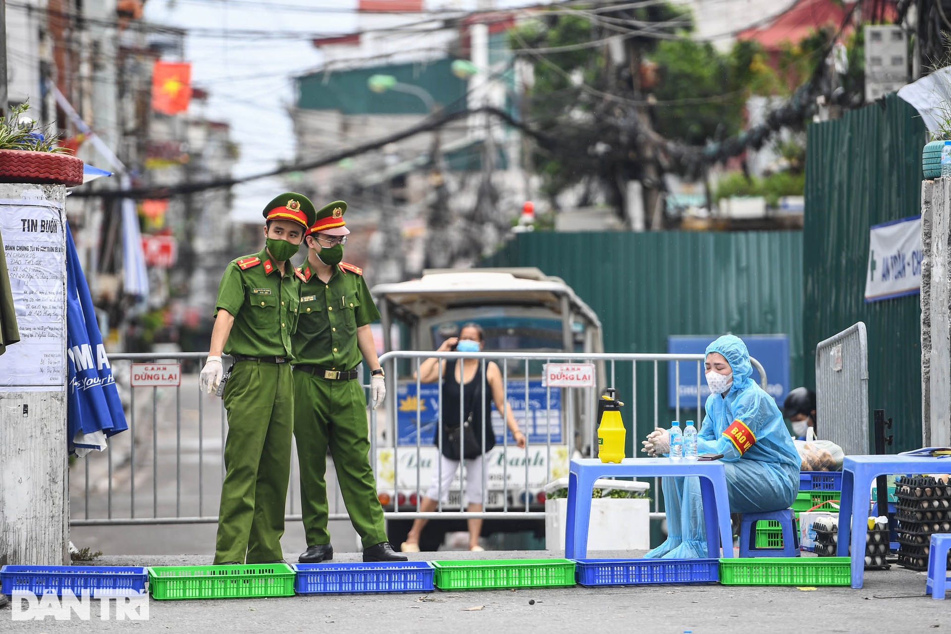 Người dân vượt rào thép gai vận chuyển đồ, rời khỏi khu phong tỏa ở Hà Nội - 1 Người dân vượt rào thép gai vận chuyển đồ, rời khỏi khu phong tỏa ở Hà Nội - 1