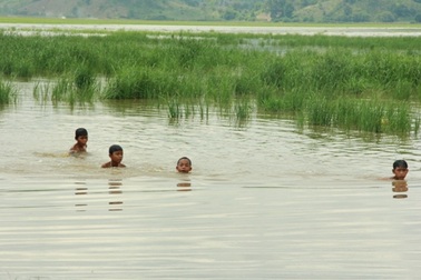 Hai anh em ruột đuối nước dưới hồ tưới cà phê