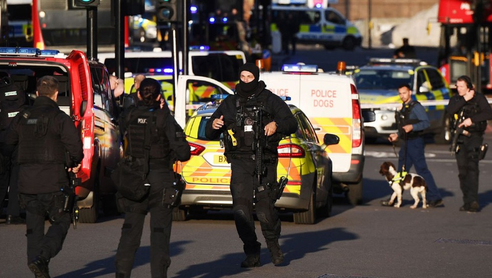 Tấn công khủng bố kinh hoàng ở trung tâm London, 3 người chết - 8 Tấn công khủng bố kinh hoàng ở trung tâm London, 3 người chết - 8