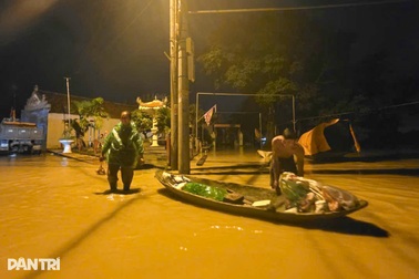 Hàng trăm người dân Hà Nội chạy lũ, đắp đê trong đêm