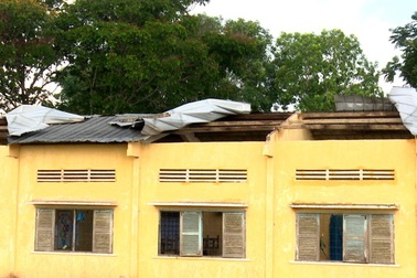 Mưa lốc thổi mái tôn trường học văng xa hàng chục mét