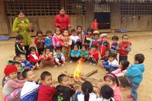 Hàng trăm trẻ vùng cao phải ngồi học trong giá rét