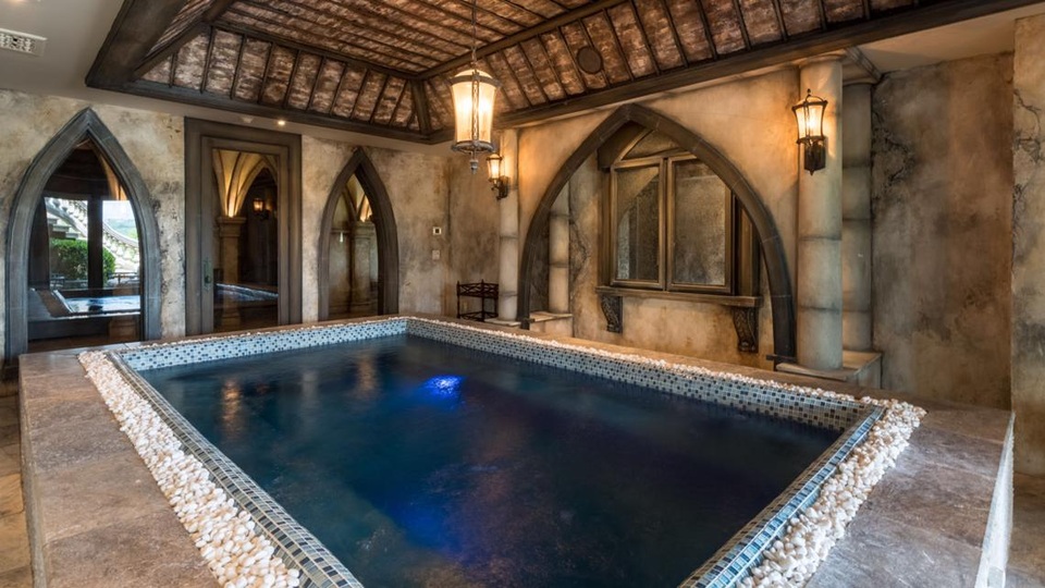 Dinh thự xa hoa như cung điện của tỷ phú điện ảnh nổi tiếng - 12