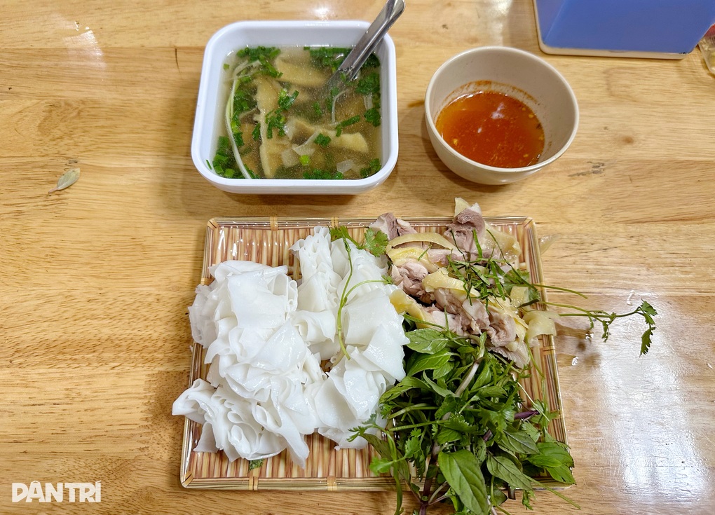 Hà Nội: Quán phở gà chấm gần 10 năm vắng khách bỗng dưng đông nườm nượp - 3 Hà Nội: Quán phở gà chấm gần 10 năm vắng khách bỗng dưng đông nườm nượp - 3