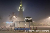 Xe van 5 chỗ bị nhấc bổng lên bến đỗ xe bus, có phải hiện tượng siêu nhiên?