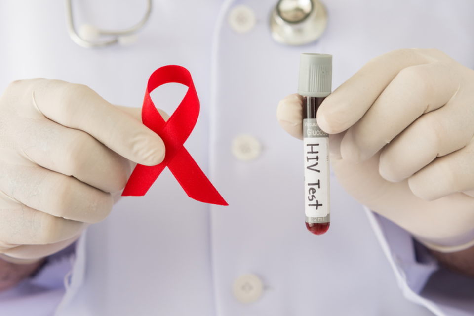 Vụ bệnh viện Xanh Pôn gian lận xét nghiệm HIV: “Ăn gian” quy trình gây sai số như thế nào? - 1 Vụ bệnh viện Xanh Pôn gian lận xét nghiệm HIV: “Ăn gian” quy trình gây sai số như thế nào? - 1