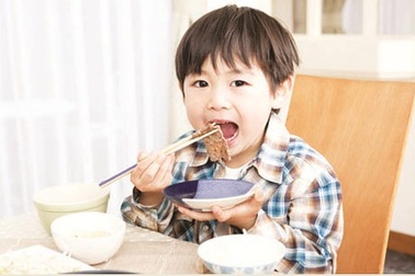 Bữa ăn gia đình, học đường thiếu dinh dưỡng