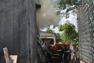 Cháy lớn cạnh khu nhà trọ, hàng trăm công nhân phải sơ tán