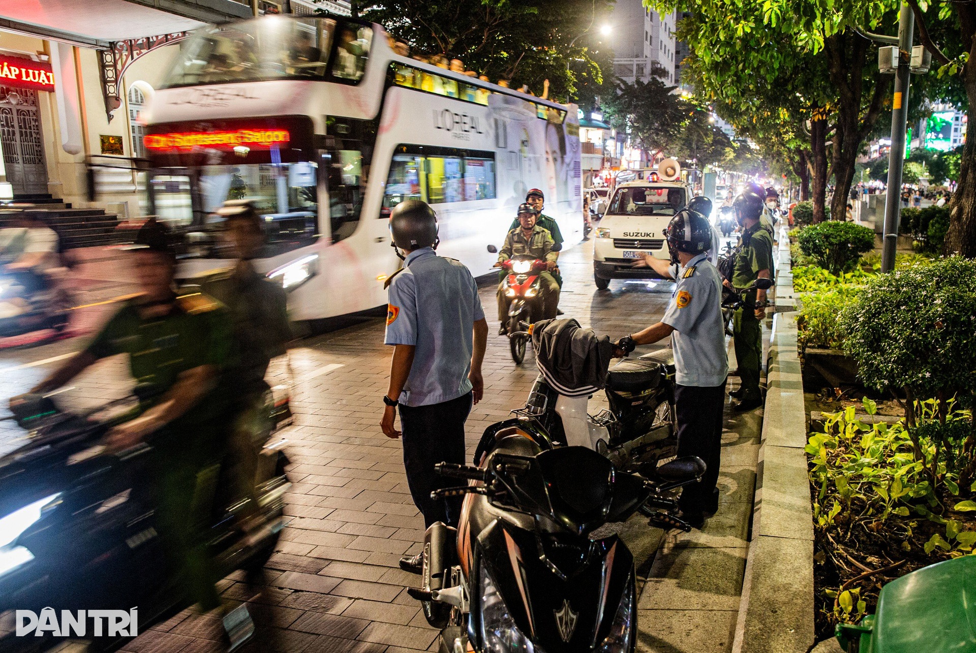 Xóa cảnh hàng rong xổm nhếch nhác, lấn chiếm vỉa hè phố đi bộ Nguyễn Huệ - 7 Xóa cảnh hàng rong xổm nhếch nhác, lấn chiếm vỉa hè phố đi bộ Nguyễn Huệ - 7