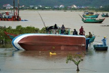Hàng loạt tàu thuyền của ngư dân bị bão Kajiki nhấn chìm, "đánh" tan nát