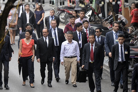 Tổng thống Pháp dạo phố cổ Hà Nội cùng GS Ngô Bảo Châu