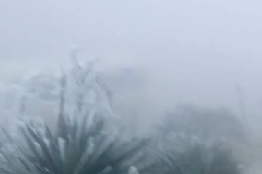 Băng giá phủ kín đỉnh Mẫu Sơn, khách lạnh run quyết lên đường săn tuyết