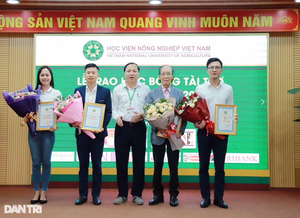 Trao tặng học bổng Nguyễn Trường Tộ đến SV Học viện Nông Nghiệp Việt Nam - 2 Trao tặng học bổng Nguyễn Trường Tộ đến SV Học viện Nông Nghiệp Việt Nam - 2