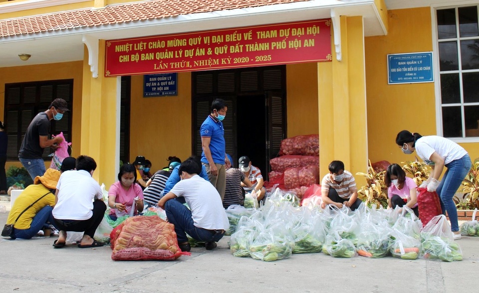 Hội An: Đi từng ngõ, gõ từng nhà, trao thực phẩm đến hộ dân cách ly - 1 Hội An: Đi từng ngõ, gõ từng nhà, trao thực phẩm đến hộ dân cách ly - 1