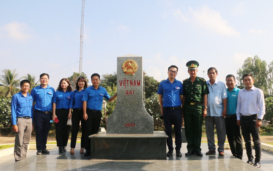 Xây dựng sân chơi, tặng hồ bơi cho trẻ em vùng biên giới - 1 Xây dựng sân chơi, tặng hồ bơi cho trẻ em vùng biên giới - 1